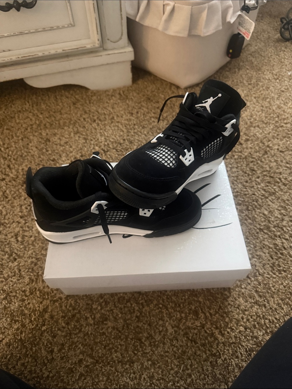 Air Jordan 4 Retro (GS) 
Black/White-Black
Noir/Noir/Blanc
Size:6.5 Y (boys size
